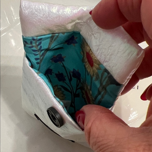 ✨Gucci Beauty Heart Mirror with Iridescent Floral Pouch NEW - Picture 3 of 5